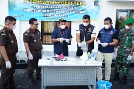 Kejari Tebo musnahkan Narkotika dan Sajam