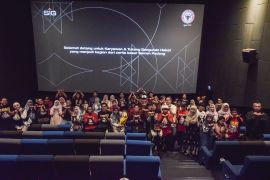 Tukang bangunan nonton Superman di bioskop, kejutan spesial dari Semen Padang