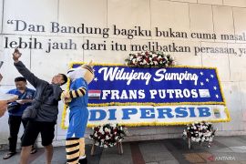 Persib kenalkan bek anyar Frans Putros lewat karangan bunga