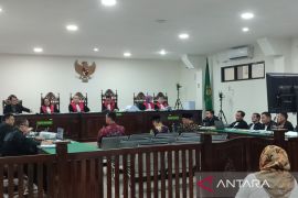 KPK memeriksa tiga terdakwa kasus dugaan gratifikasi di Bengkulu