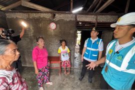 PLN UP3 Tahuna sambungkan listrik gratis 19 keluarga kurang mampu