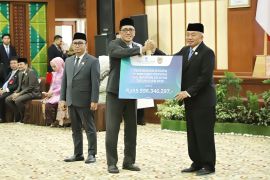 Bank Kalsel dan PT Bangun Banua serahkan deviden ke Prmprov Kalsel