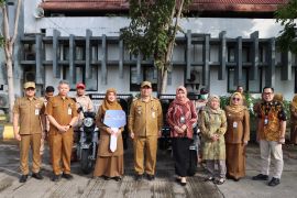 Bank Kalsel Serahkan CSR Kendaraan Roda Tiga ke RSUD Ansari Saleh