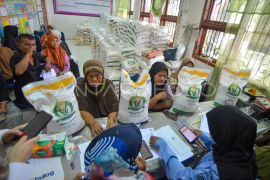 Pembagian bantuan pangan di Padang Page 2 Small