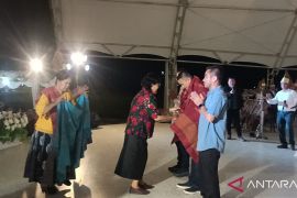 Etnis Simalungun Ulosi Tiga Pimpinan Labura di Pagelaran Budaya