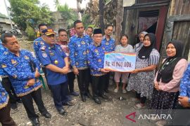 Wawako Maigus Nasir serahkan bantuan sosial bagi korban kebakaran di Lubeg