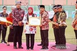 Bupati Bangkalan terima penghargaan tokoh pembina koperasi