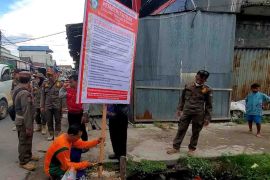 Langgar Perda, Satpol PP Kotim pasang spanduk larangan di Pasar Keramat