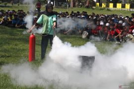 Simulasi pemadaman kebakaran untuk pelajar