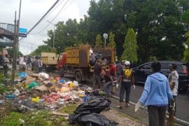 Warga Langgur gelar aksi bersih sampah di ruas jalan utama