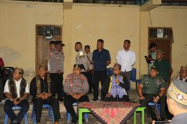 Gubernur NTT berdialog dengan warga yang menolak proyek geotermal di Flores