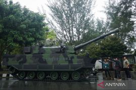 TNI AD memamerkan 105 alutsista dalam upacara militer di Batujajar Bandung