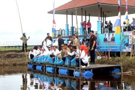 Dukung ketahanan pangan, Pj Bupati Barut tebar bibit ikan di Trahean