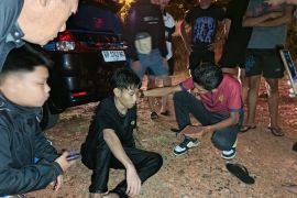 Tim penyelamat evakuasi pemuda yang nekat terjun dari jembatan satu Dompak