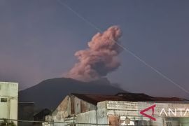 Gunung Marapi erupsi lontarkan abu vulkanik setinggi 1 kilometer
