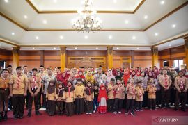 Pemkot Mojokerto bagikan perlengkapan sekolah gratis untuk siswa baru