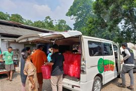 Baitul Mal Hidayatullah sedekah daging untuk 55 keluarga pemulung di Depok