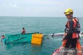 Tim SAR Babel selamatkan nelayan tabrak karang di Bangka