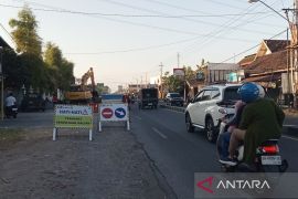 Bantul mengerahkan alat berat untuk pekerjaan pelebaran jalan batas kota