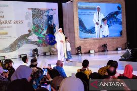 Gubernur Jabar minta maaf dan santuni keluarga korban pembagian makanan gratis