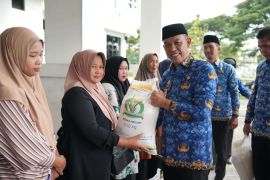 Pemkab Sinjai salurkan beras cadangan kepada 19.502 keluarga
