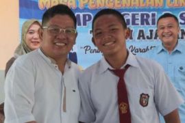 Pemkab Bangka Tengah bagikan paket perlengkapan sekolah ke pelajar kurang mampu