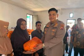 Polres Bursel salurkan bantuan sembako bagi 138 warga terdampak bencana alam banjir
