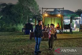 Polisi memberi penyuluhan bahaya digital kepada santri di Cileungsi