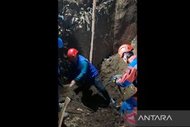 Dua orang tertimbun longsor di Cimahi