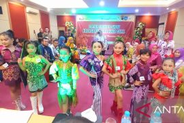 Gelar fashion show, Ishadi Cual tampilkan kreasi modern kain cual