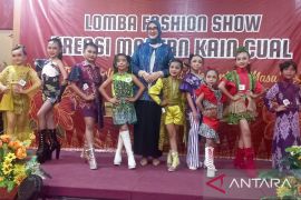 Noni Hidayat Arsani apresiasi fashion show kreasi modern kain cual