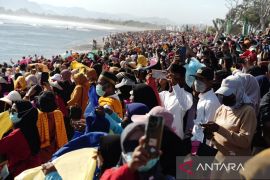 Rekor MURI puluhan ribu orang menari kolosal "Ou Balumba" pada Festival Lakey 2025 di Dompu