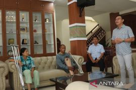 Bupati Tapsel sambut 16 penyandang disabilitas penerima kaki dan tangan palsu