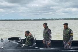 TNI AL evakuasi ABK kapal sembako yang tenggelam di Nunukan