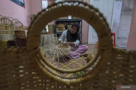 UMKM anyaman rumahan di Kendari Page 1 Small