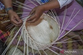 UMKM anyaman rumahan di Kendari Page 2 Small