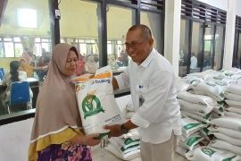 Bulog Kediri salurkan bantuan pangan beras ke warga