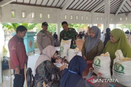 Sebanyak 115 ton beras bantuan pangan disalurkan di Lamongan