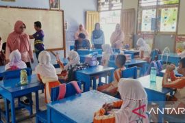 Dikes Gorontalo ukur status gizi dan edukasi di SDN 85 Sipatana