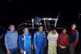 Satpolairud Tojo Una-una temukan dua nelayan hanyut di perairan Marowo Touna