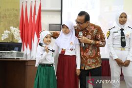 Anak-anak pegawai Kemenko PMK terima beasiswa prestasi