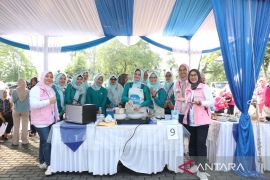 Srikandi PLN masak dengan kompor induksi bersama organisasi kewanitaan