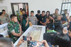 Rumah Sakit Bhayangkara serahkan Jenazah korban KM Barcelona V ke keluarga