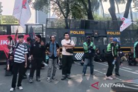 Polisi tutup Jalan Medan Merdeka Selatan arah ke Gambir imbas demo ojol