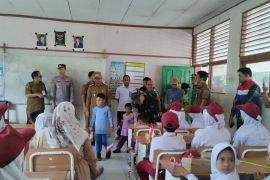 Siswa SD Negeri Kasiau Raya terima paket MBG dari TPI dan MSW