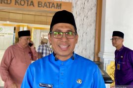 52.835 siswa baru di Batam terima dua pasang seragam gratis