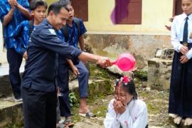 MPLS SMPN 3 Awayan ditutup dengan ritual siraman kembang