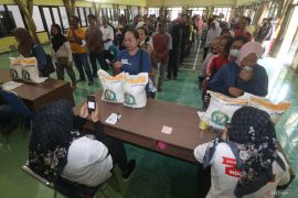 Penyaluran bantuan pangan oleh Bulog Kediri