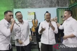 Giring nyanyi lagu Nidji bersama menteri di warung bakmi Solo