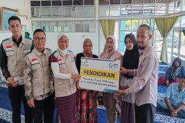 Semangat kemerdekaan, YBM PLN UP3 Padang salurkan bantuan pendidikan kepada 18 orang mustahiq